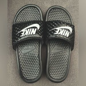 Black Nike Slides - Wom sz 7